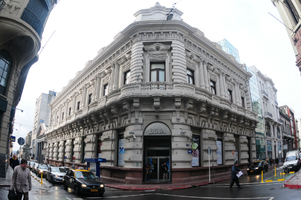 El eterno femenino de una imaginativa pintora