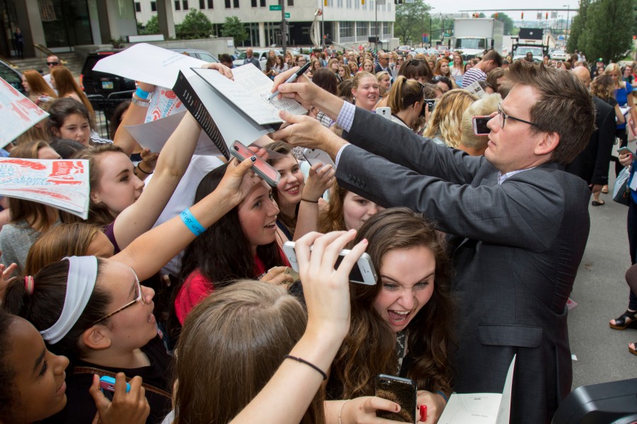 El autor de bestsellers John Green es esperado por miles de fans en Estados Unidos.