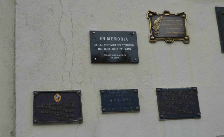 Placa en memoria de los fallecidos tras el tornado. Foto: Daniel Rojas.