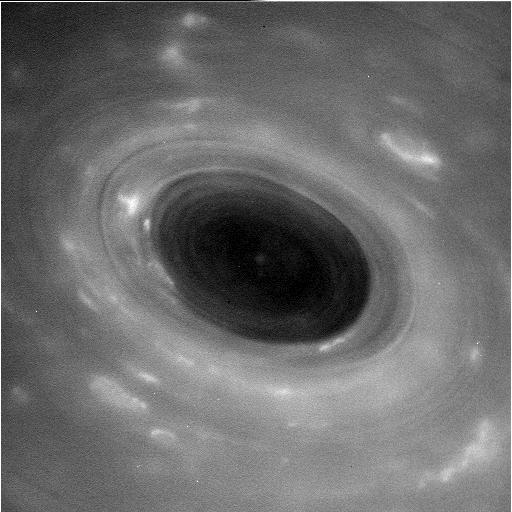 Sonda Cassini compartió primeras imágenes desde dentro de los anillos de Saturno. Foto: Twitter @NASA