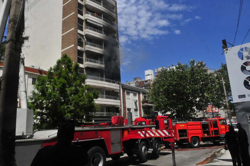 Incendio en edificio de Pocitos. Foto: Francisco Flores