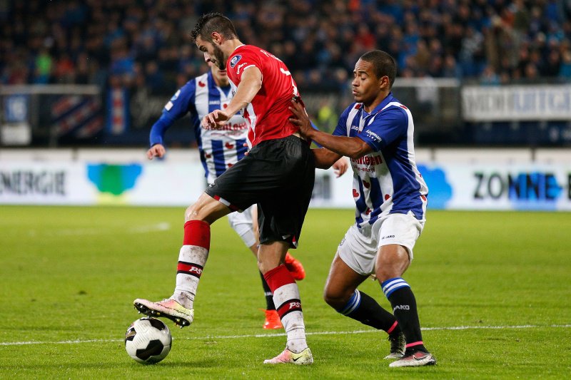 Gastón Pereiro en el encuentro entre PSV y Heerenveen. Foto: Prensa PSV