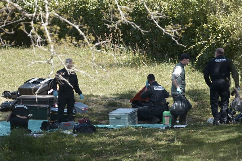 Funcionarios policiales y expertos de Francia realizan la riesgosa operación de identificar explosivos en los Pirineos Atlánticos. Foto: Reuters.