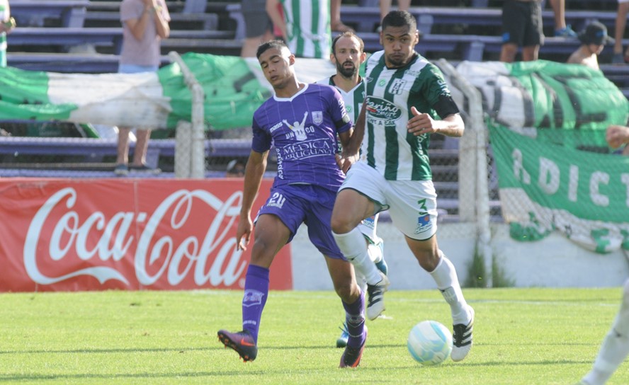 Racing jugó con un brazalete negro con el escudo de Chapecoense. Foto: Francisco Flores.