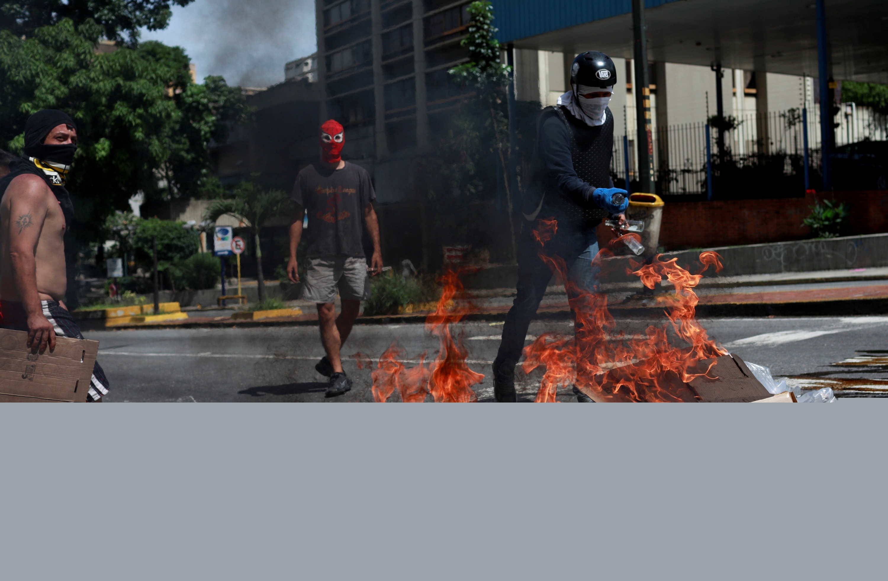 Durante el paro de 24 horas se realizaron barricadas como medida de protesta. Foto: Reuters