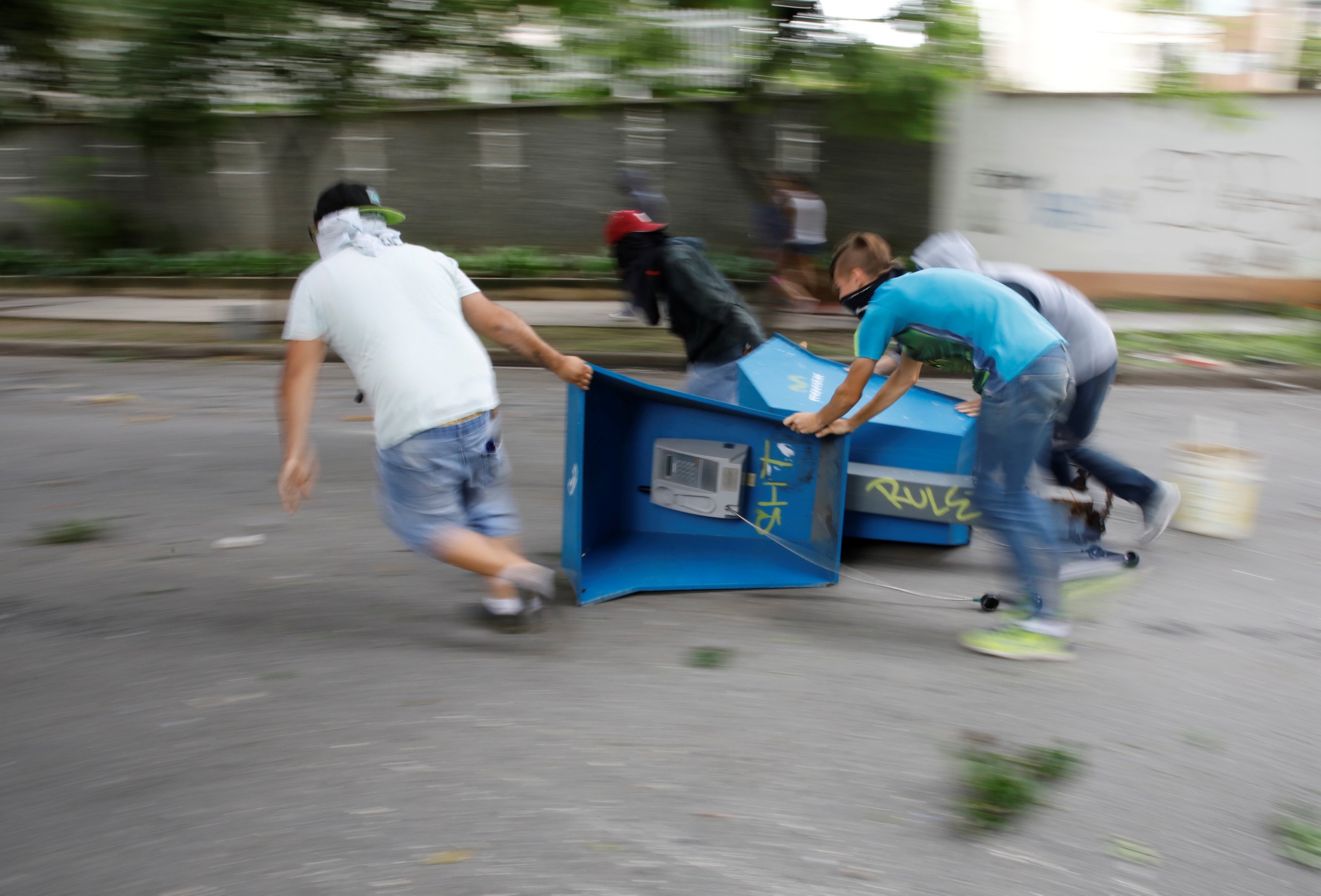 Durante el paro de 24 horas se realizaron barricadas como medida de protesta. Foto: Reuters