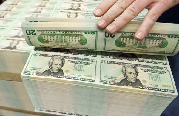 El eterno femenino de una imaginativa pintora