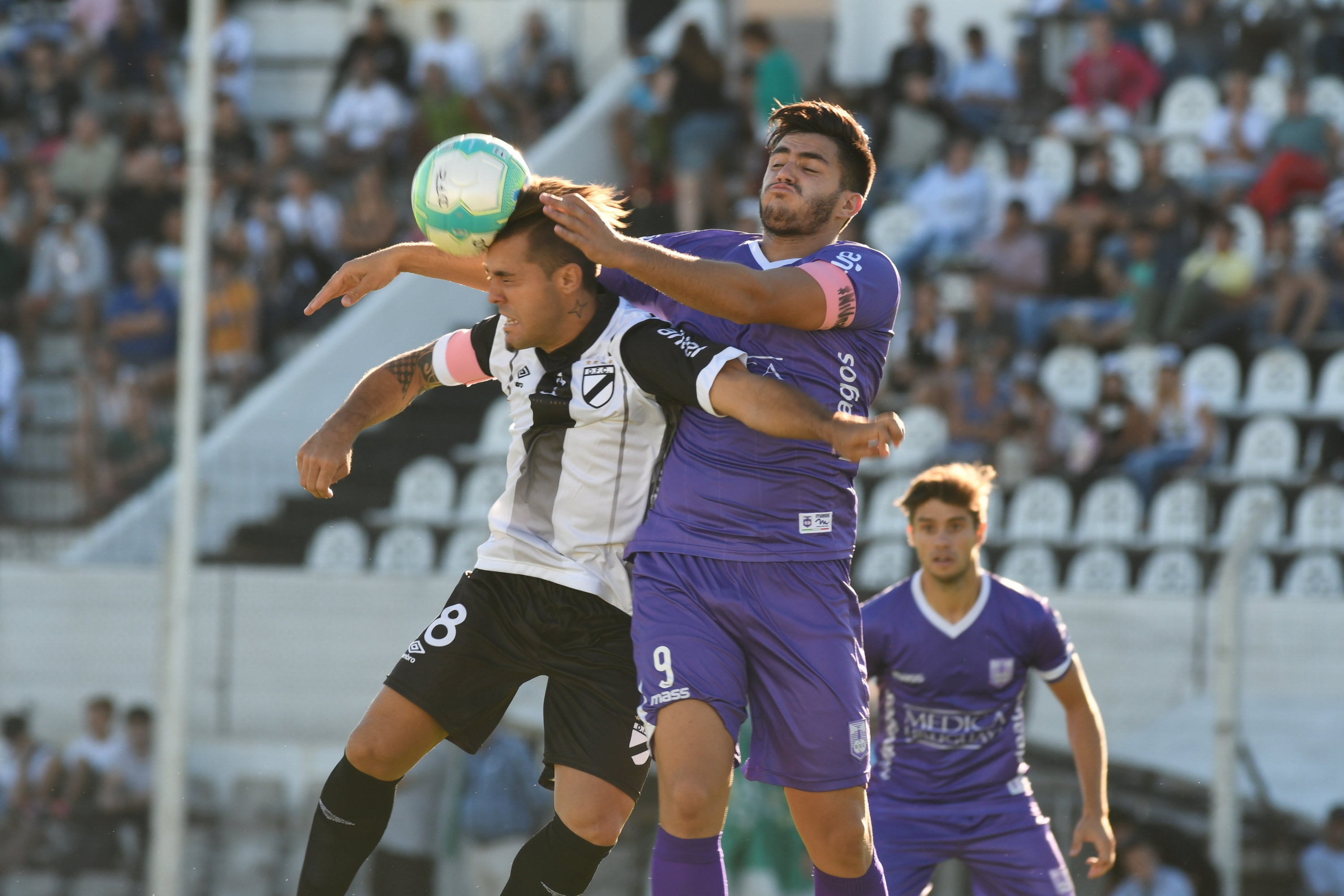 Salto junto a Diogo Silvestre en el choque ante Danubio. Foto: Archivo El País