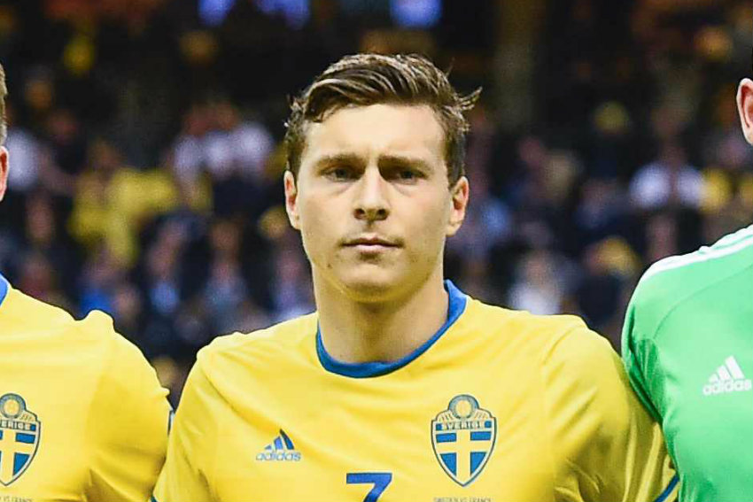 Victor Lindelof en el partido de la selección de Suecia. Foto: AFP