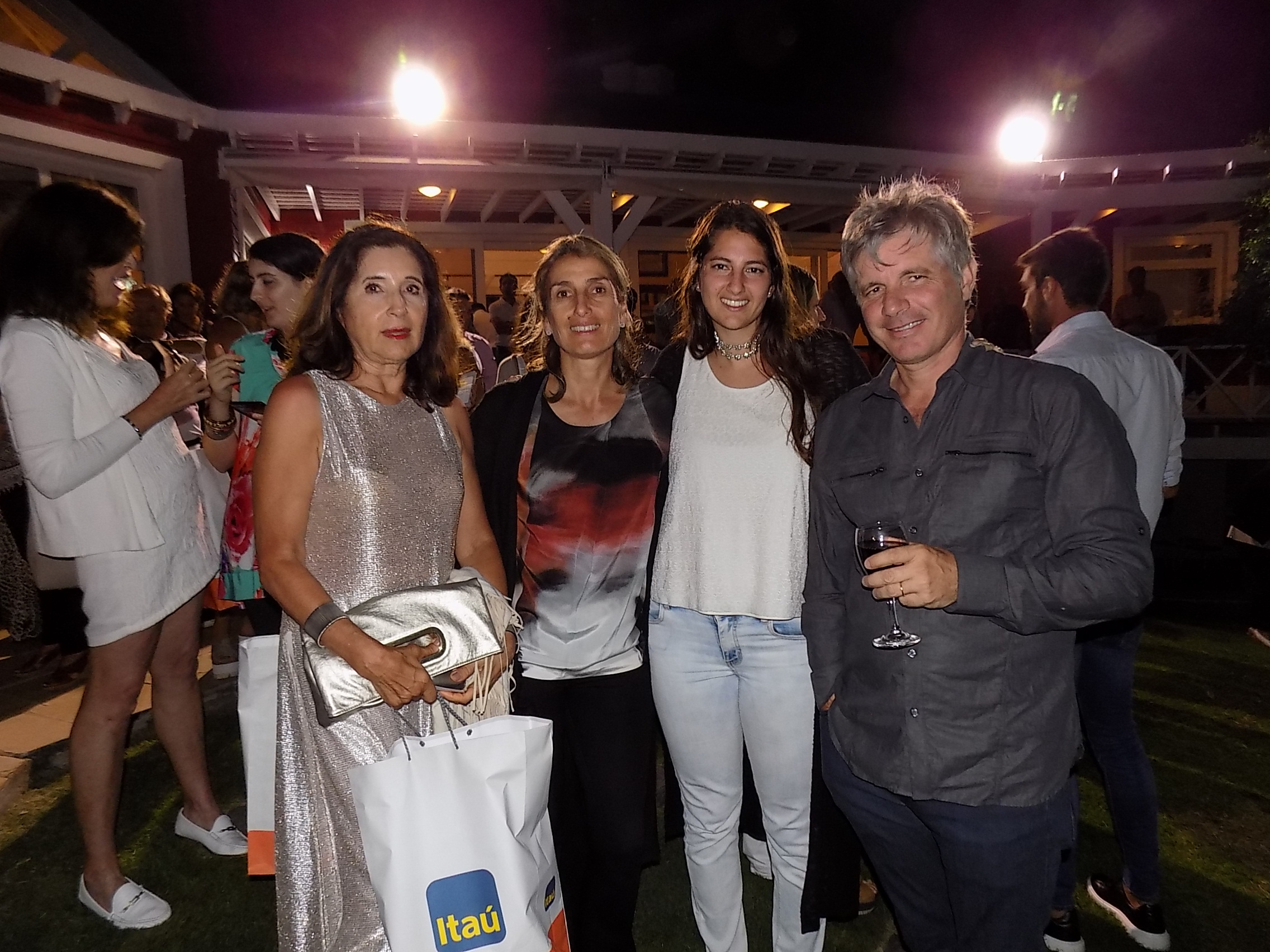 Olga Izaguirre de Reddig, Laura, Martina y Juan Touceda.