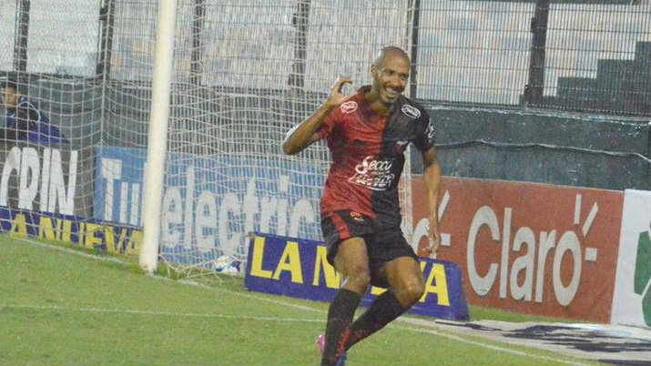 Diego Vera festejando el gol para Colón. Foto: clubcolon.com.ar
