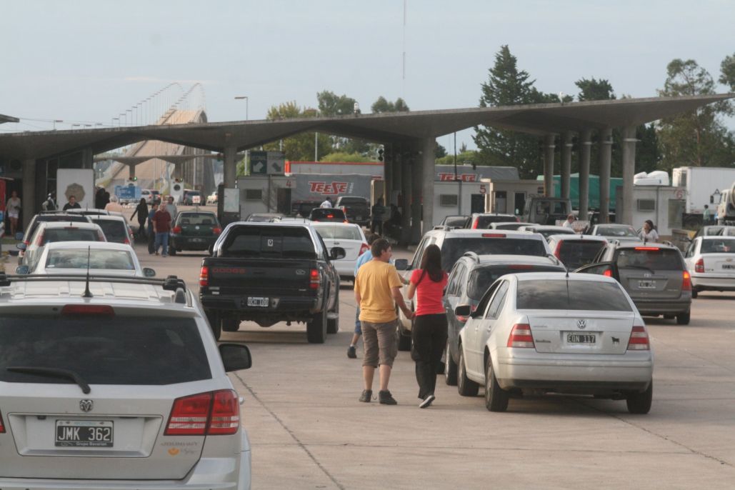 El paso de frontera de Fray Bentos, donde se ha registrado intenso movimiento. Foto: Hebert Bertinat
