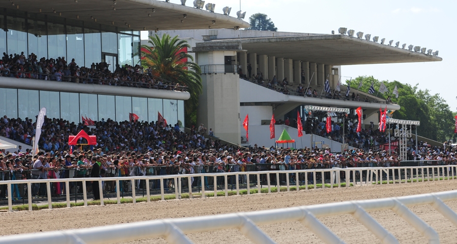 Fiesta. Las tribunas desbordantes del hipódromo de Maroñas el 6 de enero de este año fue testigo del gran triunfo conseguido por Fletcher.