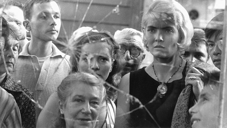 El eterno femenino de una imaginativa pintora