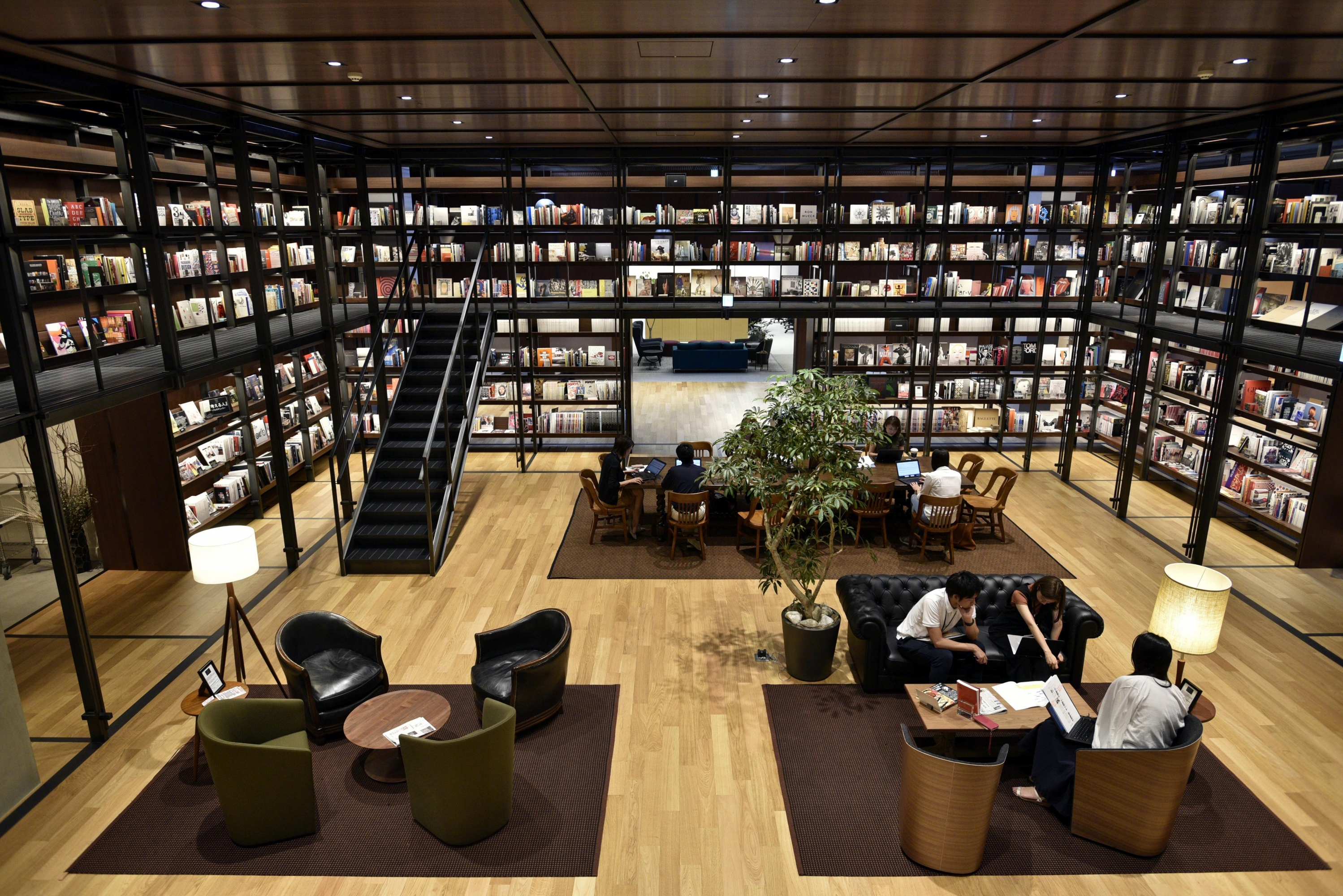 Biblioteca. Más de 3.000 libros y revistas recubren las paredes de la sala. (Fotos: EFE)