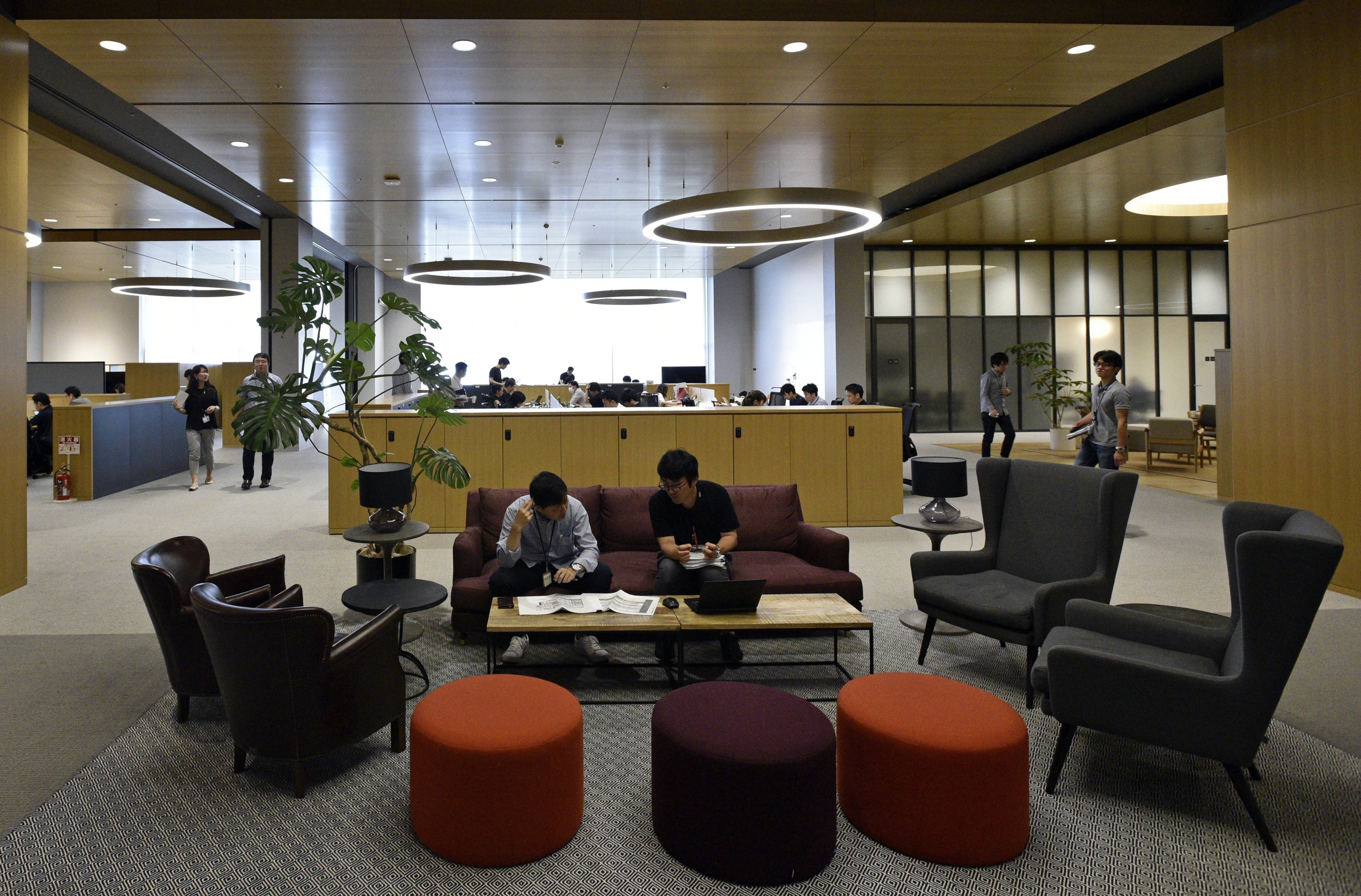Relax. Los empleados pueden tomarse un descanso en la jornada en alguna de las cómodas y espaciosas salas del complejo. (Foto: EFE)