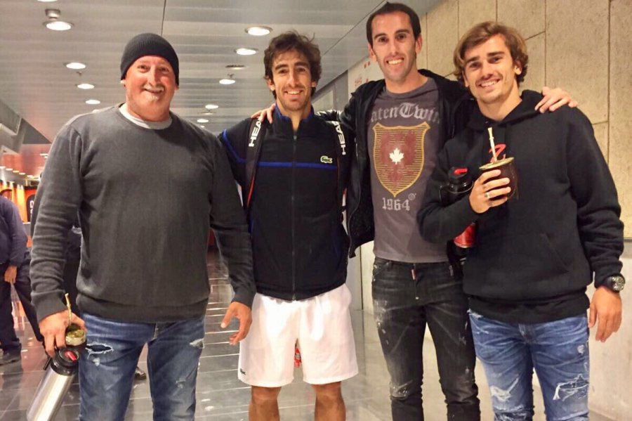 Diego Godín y Antoine Griezmann alentaron a Pablo Cuevas en el Masters 1000. Foto: @AntoGriezmann