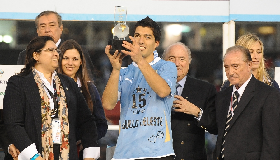 El mejor. Luis Suárez recibió de manos de Blatter el premio al mejor jugador de la Copa América 2011. Tres años después su administración lo expulsó del Mundial de Brasil y lo suspendió nueve partidos.