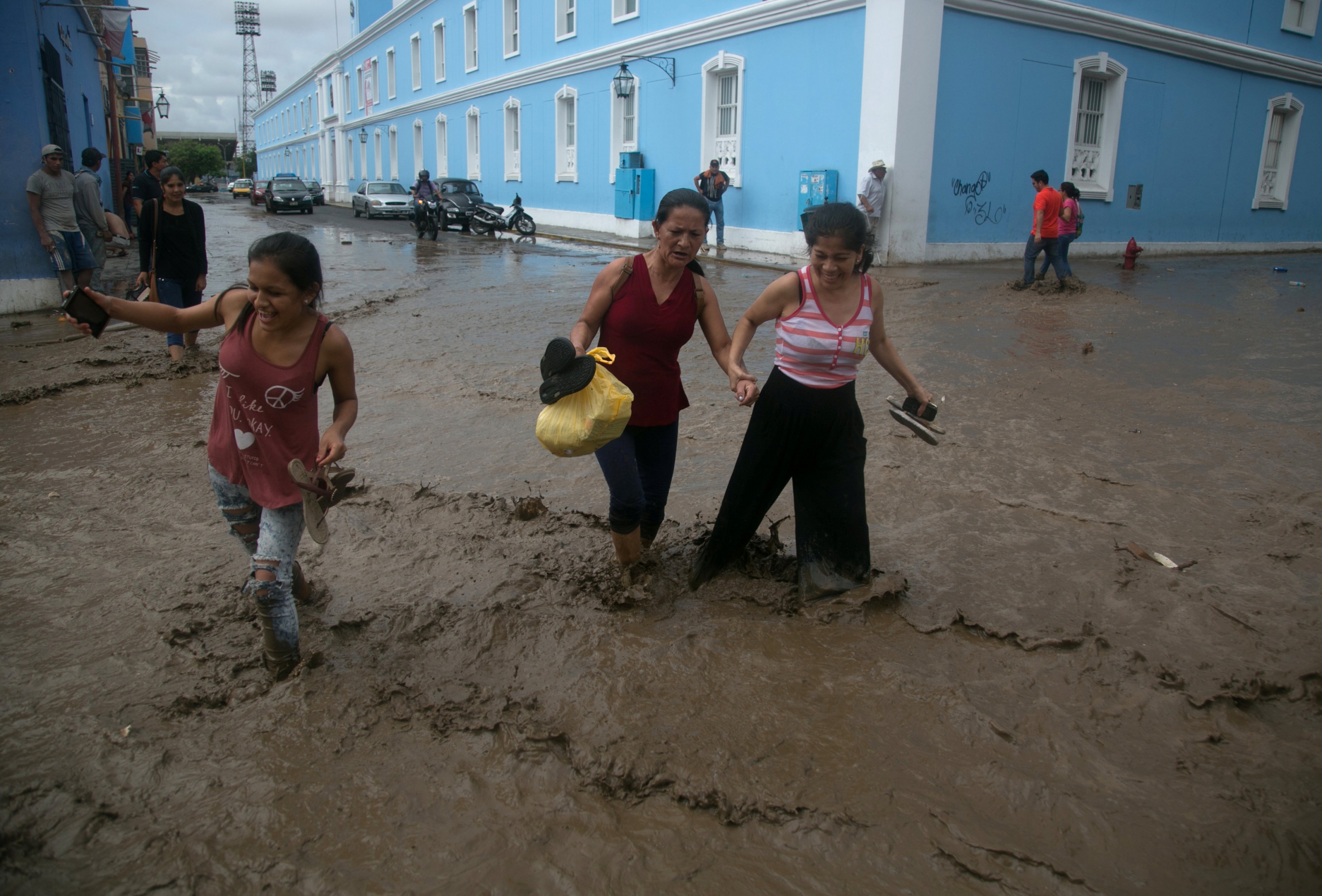 Las inundaciones y deslizamientos de lodo dejaron 170 heridos. Foto: Reuters