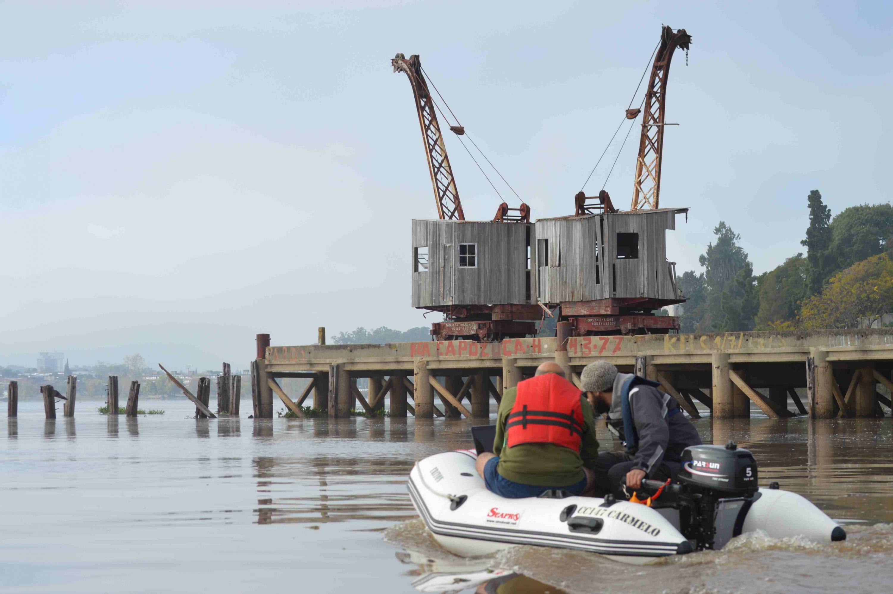 Un equipo de varios expertos recorre el río Uruguay frente a Fray Bentos. Foto: Daniel Rojas