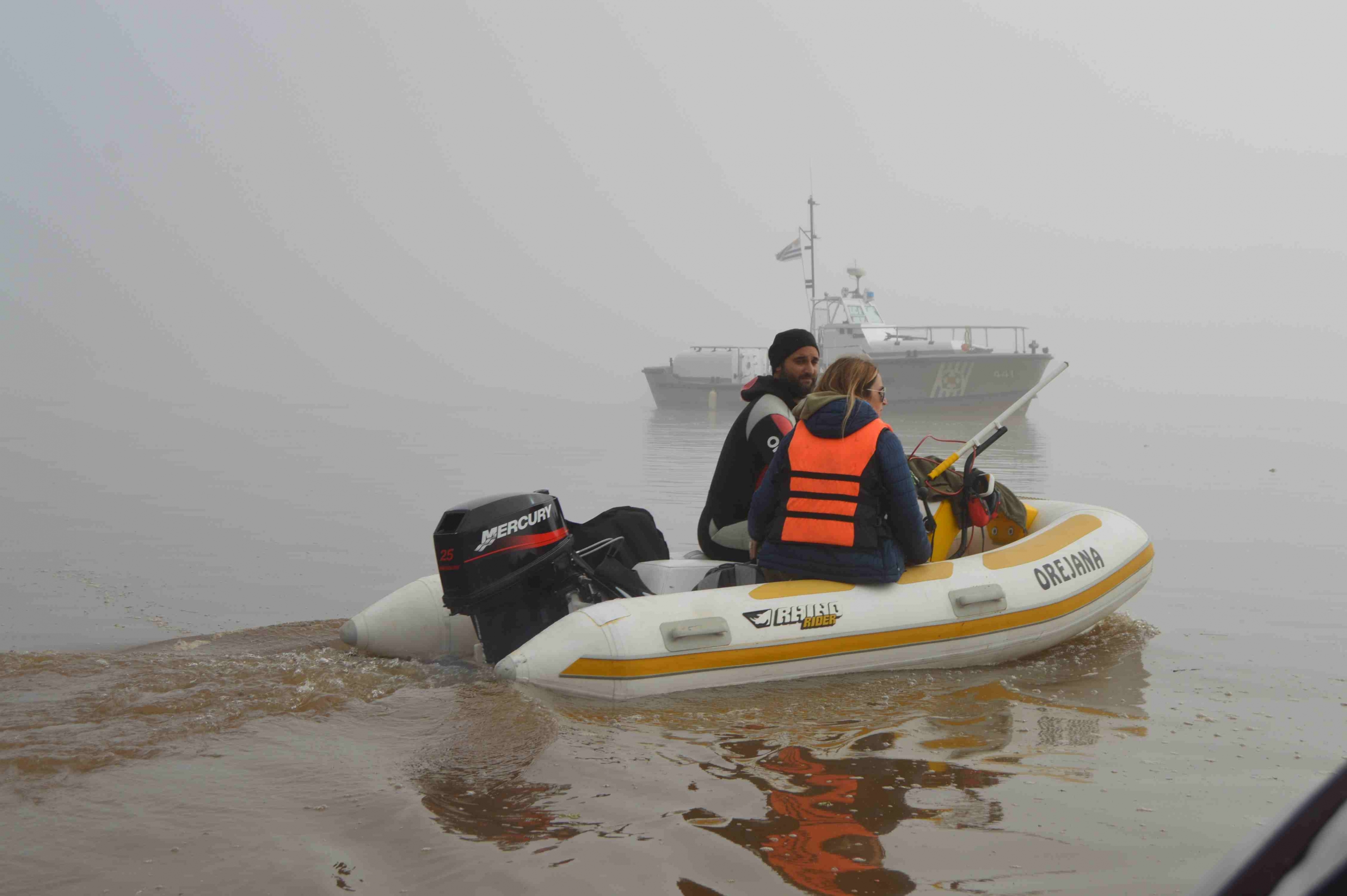 Un equipo de varios expertos recorre el río Uruguay frente a Fray Bentos. Foto: Daniel Rojas