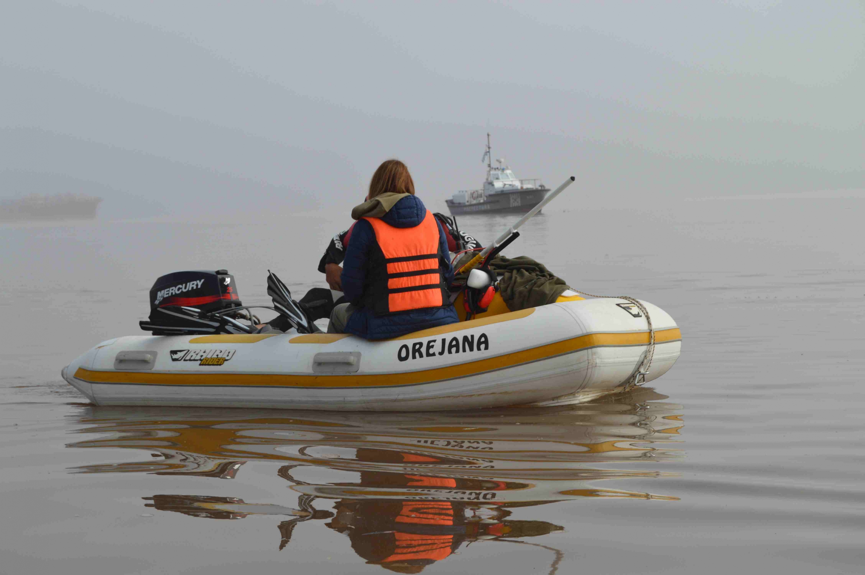 Un equipo de varios expertos recorre el río Uruguay frente a Fray Bentos. Foto: Daniel Rojas