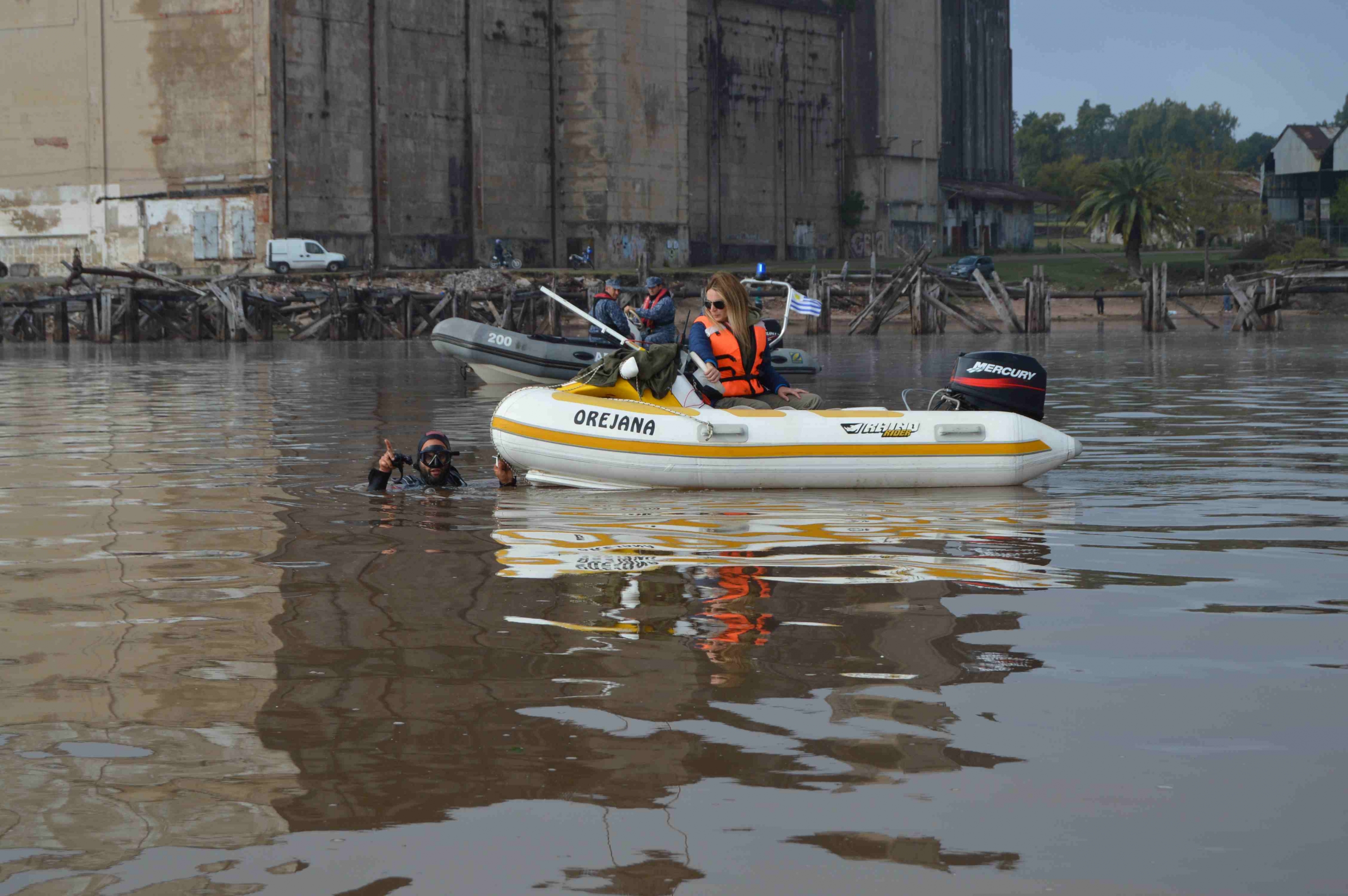 Un equipo de varios expertos recorre el río Uruguay frente a Fray Bentos. Foto: Daniel Rojas
