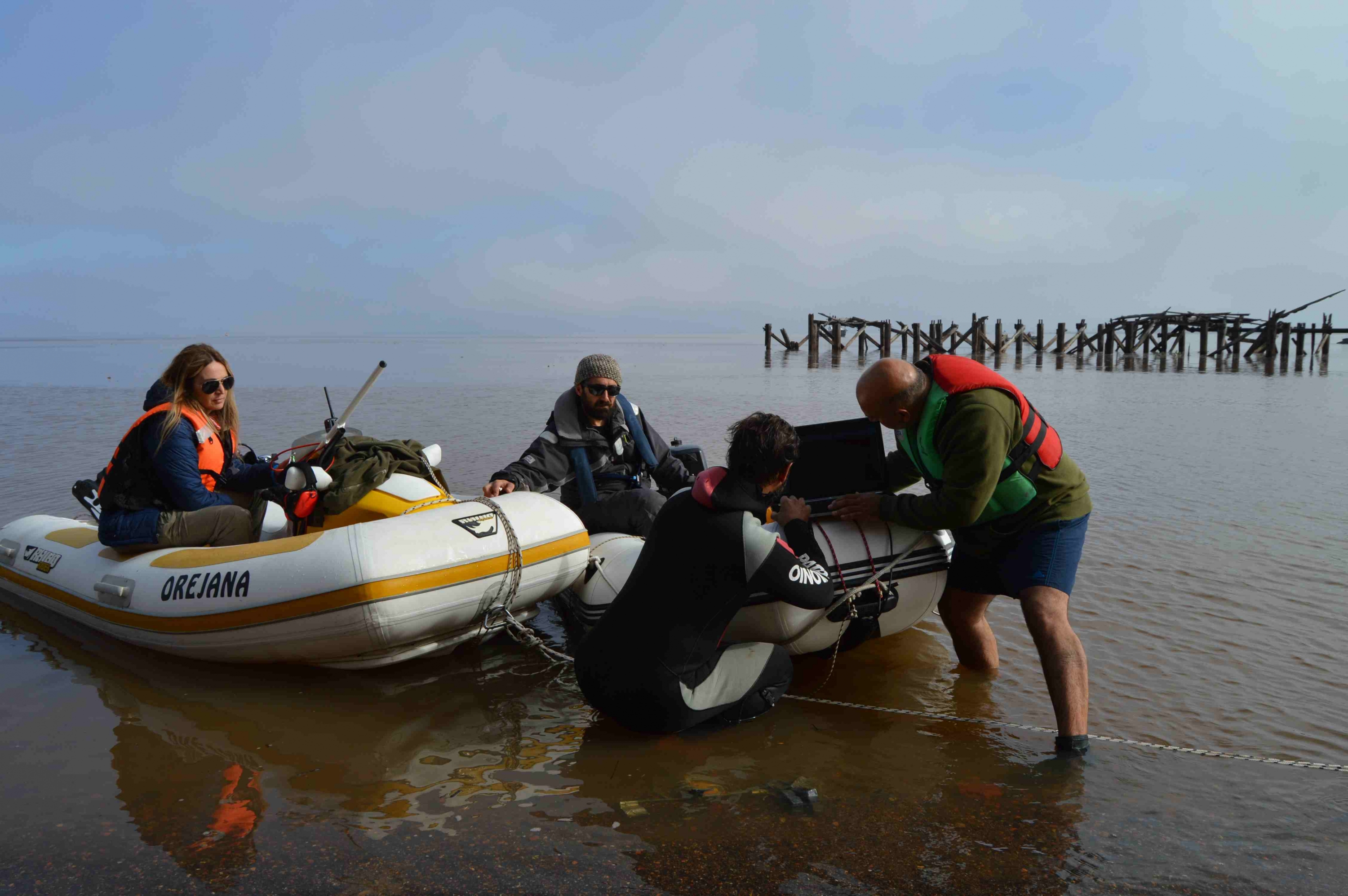 Buzos: Se sumergen hasta 18 metros a oscuras. Foto: Daniel Rojas