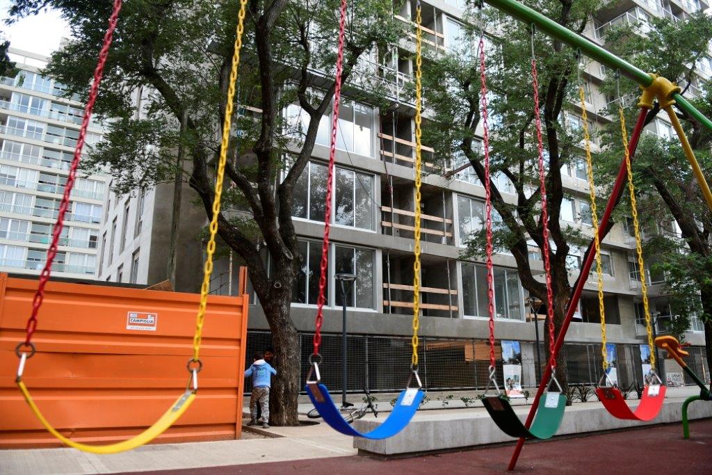 El eterno femenino de una imaginativa pintora