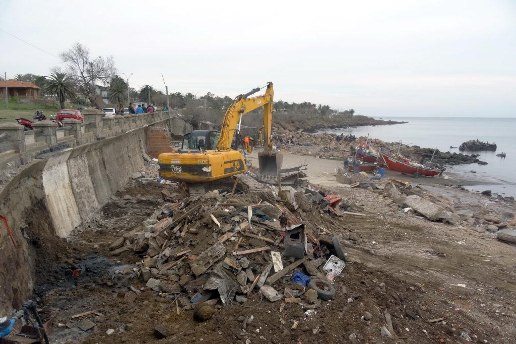 Demolición de puestos de pescadores en Piriapolis. Foto: Ricardo Figueredo