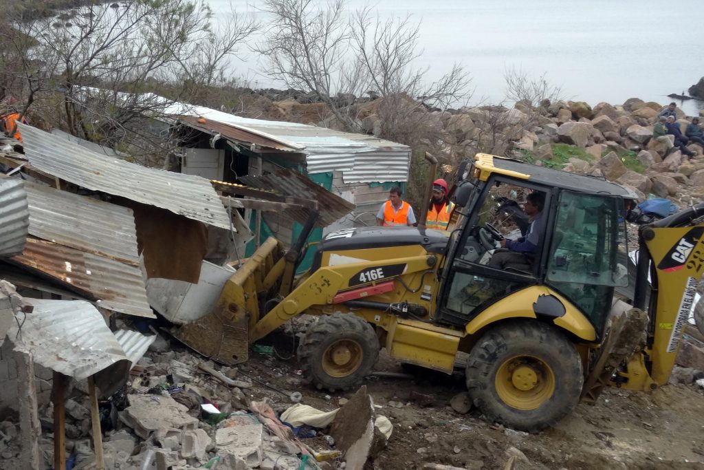 Demolición de puestos de pescadores en Piriapolis. Foto: Ricardo Figueredo