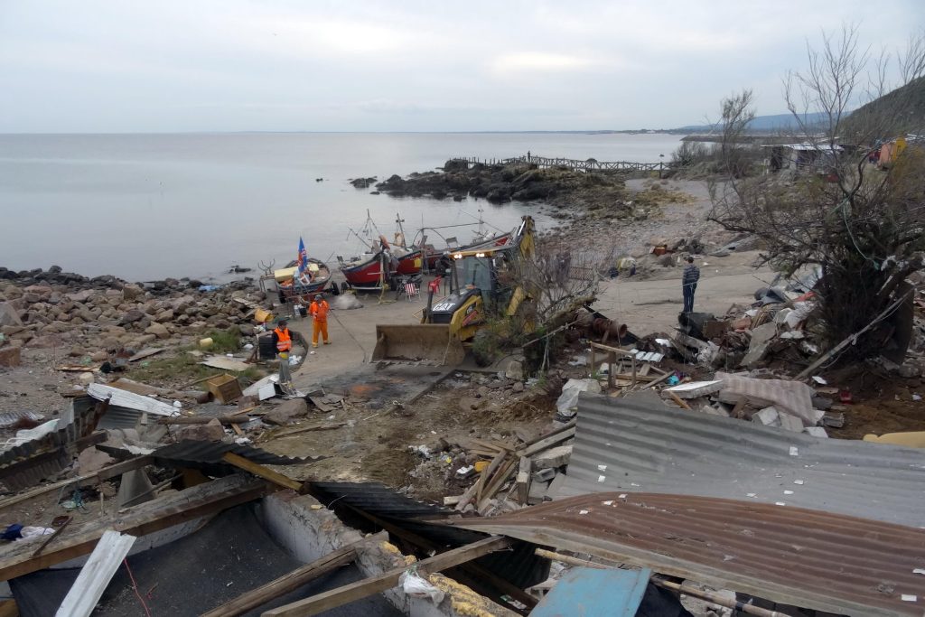Demolición de puestos de pescadores en Piriapolis. Foto: Ricardo Figueredo