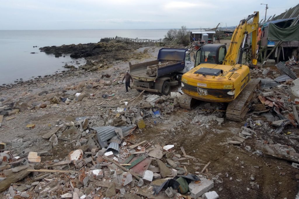 Demolición de puestos de pescadores en Piriapolis. Foto: Ricardo Figueredo