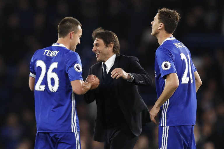 Terry, Conte y Matic festejando el triunfo del Chelsea. Foto: AFP