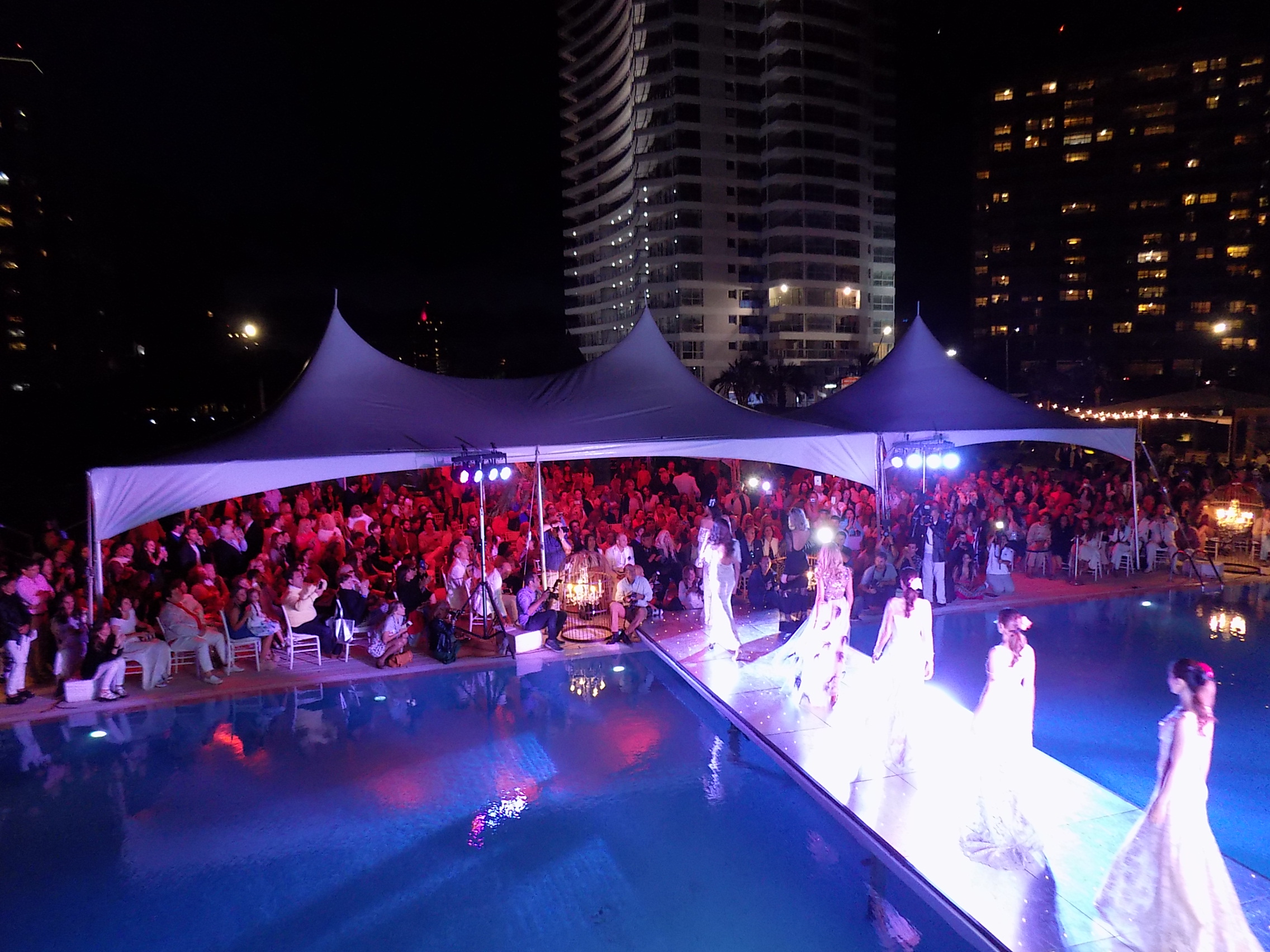 Glamour y frescura en un o de los desfiles de la temporada.