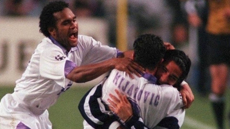 Festejo del Real Madrid tras el gol de Predrag Mijatovic que dio la Champions League.