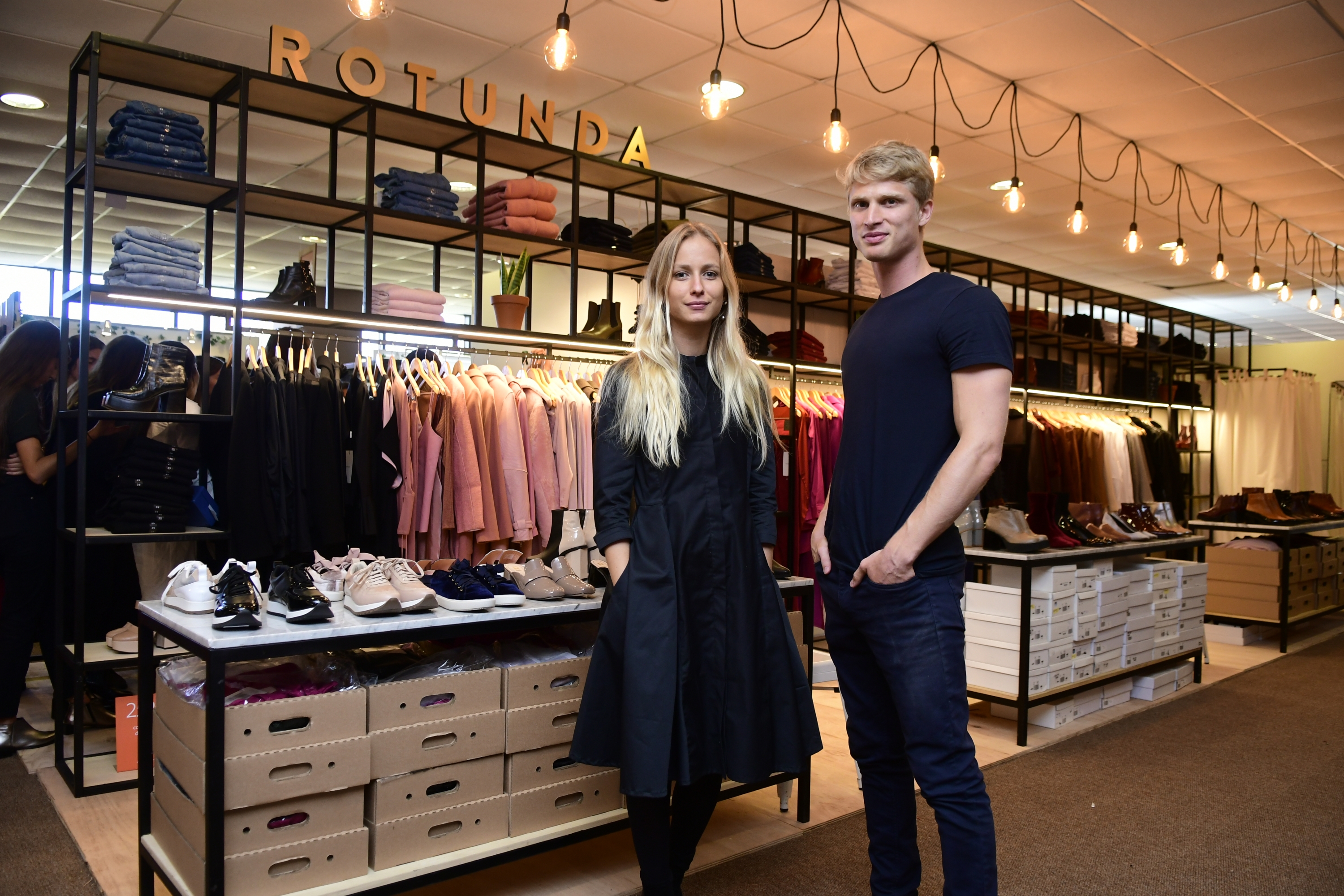 El eterno femenino de una imaginativa pintora