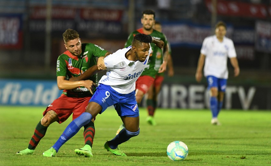 Corpulento. Hugo Silveira volvió a jugar contra Boston River 30 minutos tras estar al margen frente a River Plate por un fuerte golpe en el codo. Foto: Ariel Colmegna