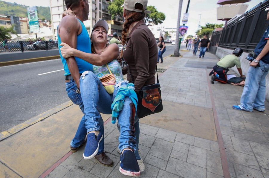 Algunos votantes se escondieron en una Iglesia, otros fueron blanco afuera. Foto: EFE