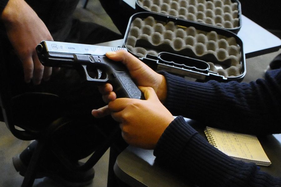 Interior investiga por qué no se le había retirado el arma al policía denunciado. Foto: archivo El País