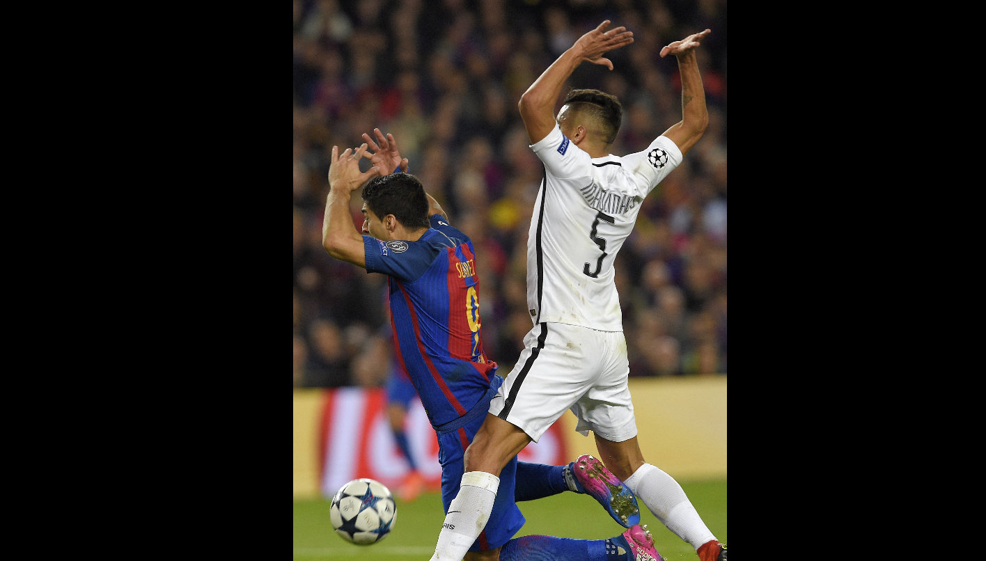 El momento en el que el árbitro alemán sancionó el penal. Foto: AFP