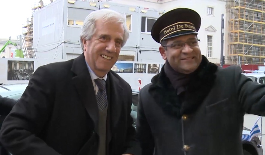 Vázquez arribó al hotel donde se hospedará en Berlín. Foto: Presidencia