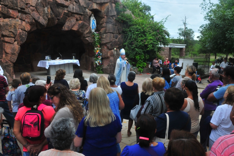 El eterno femenino de una imaginativa pintora