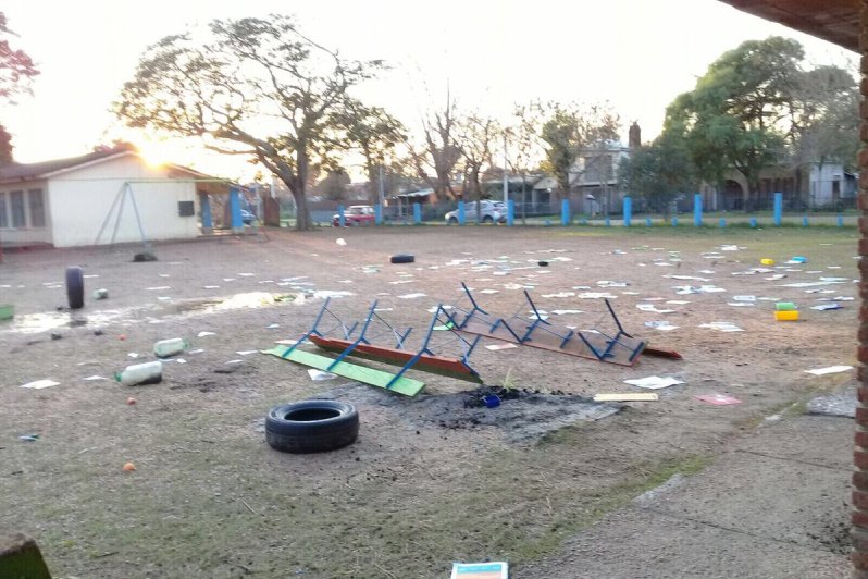 Vandalizaron la escuela Simón Bolívar. Foto: @juanjoolaizola / Twitter.