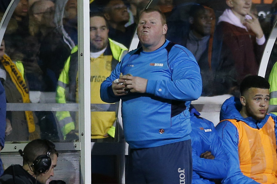 Wayne Shaw comiendo un sándwich en pleno partido ante Arsenal. Foto: Reuters