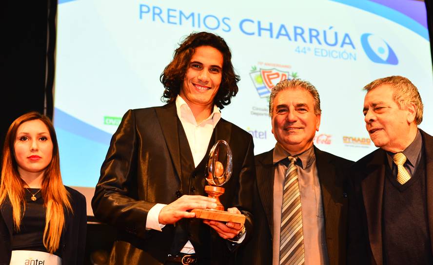 Edinson Cavani recibe su premio en la ceremonia de entrega de Premios Charrúa. Foto: Gerardo Pérez