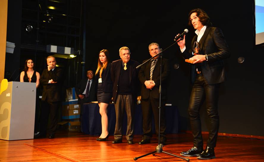 Edinson Cavani recibe su premio en la ceremonia de entrega de Premios Charrúa. Foto: Gerardo Pérez