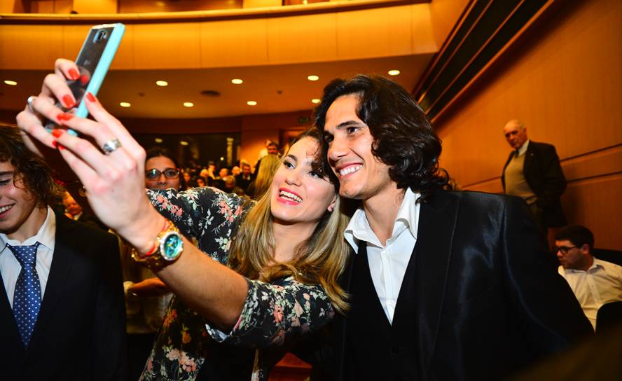 Edinson Cavani y Alejandra Scarrone se toman una foto en la ceremonia de entrega de Premios Charrúa. Foto: Gerardo Pérez