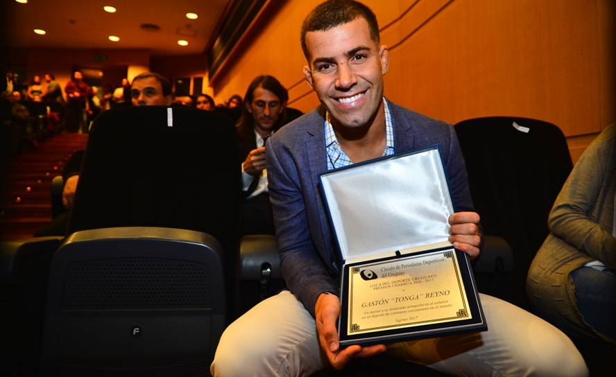 Gastón Reyno muestra su distinción en los Premios Charrúa. Foto: Gerardo Pérez.