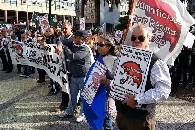 Cincuentones se manifiestan frente a la Torre Ejecutiva. Foto: Ariel Colmegna.